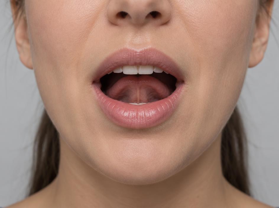 Real mouth position for r, with the tongue drawn back