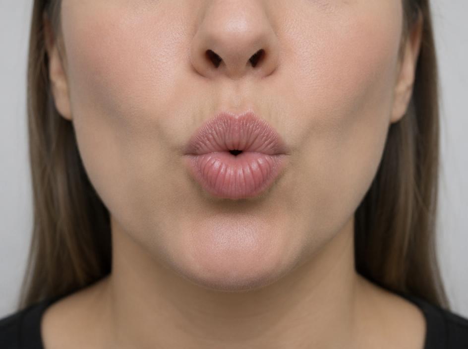 Real mouth position for w, with the back of the tongue raised
