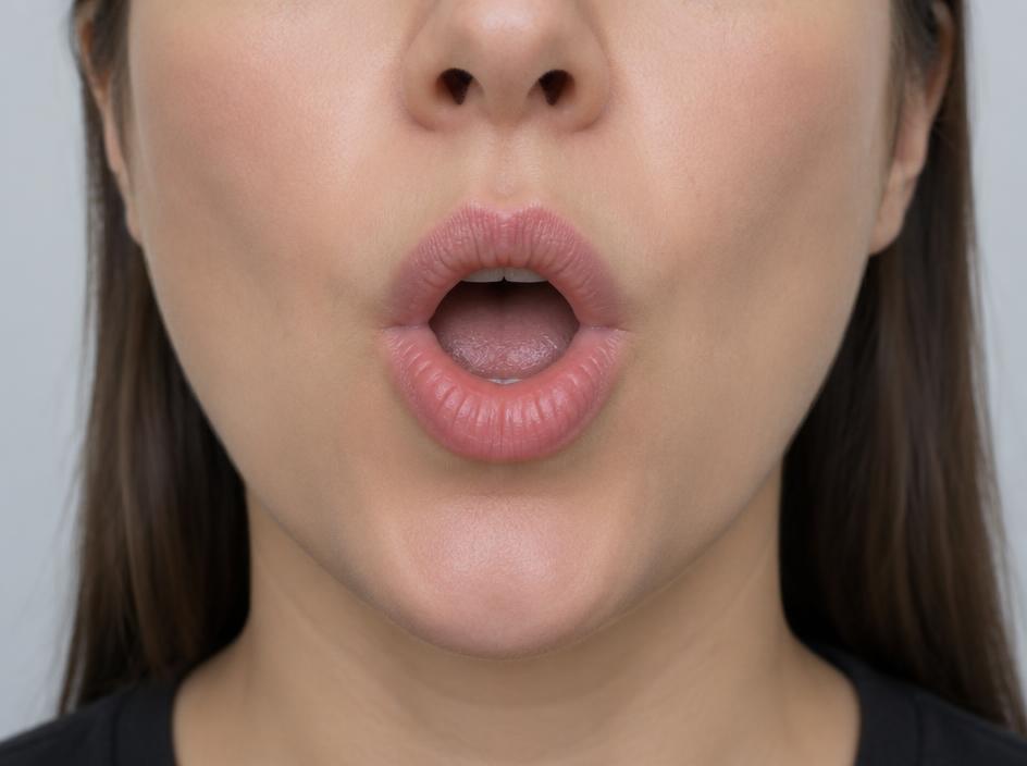 Real mouth position for oe, with the tongue at mid height